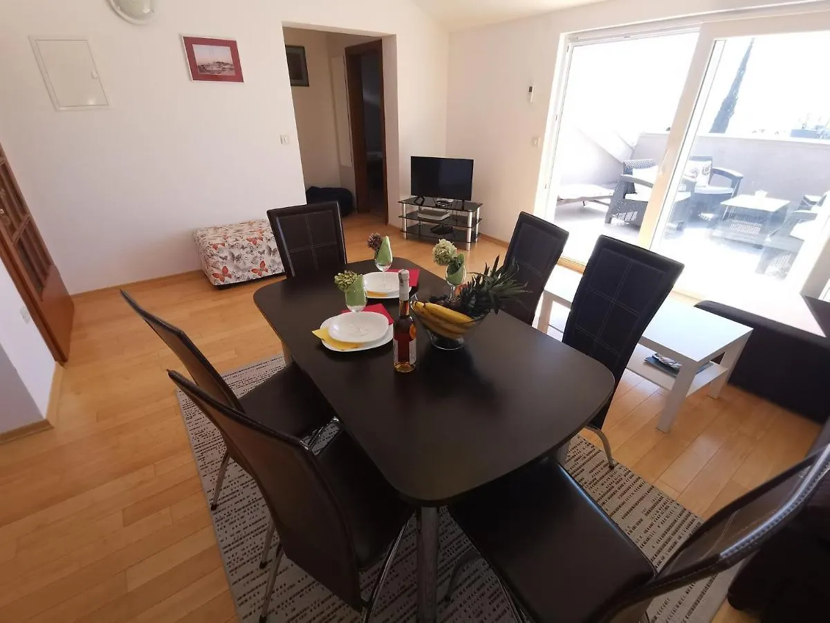 Apartments In Selce 13938