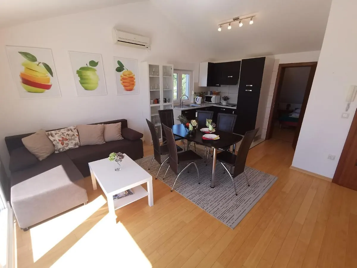 Apartments In Selce 13938