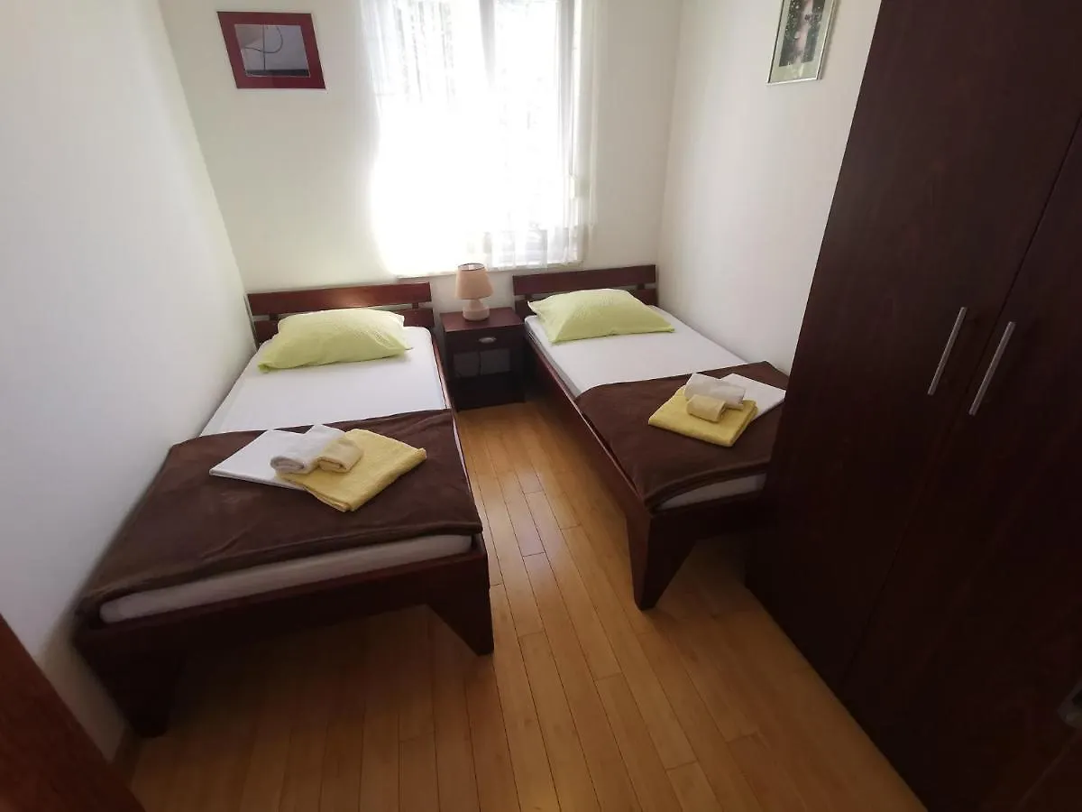 Apartments In Selce 13938
