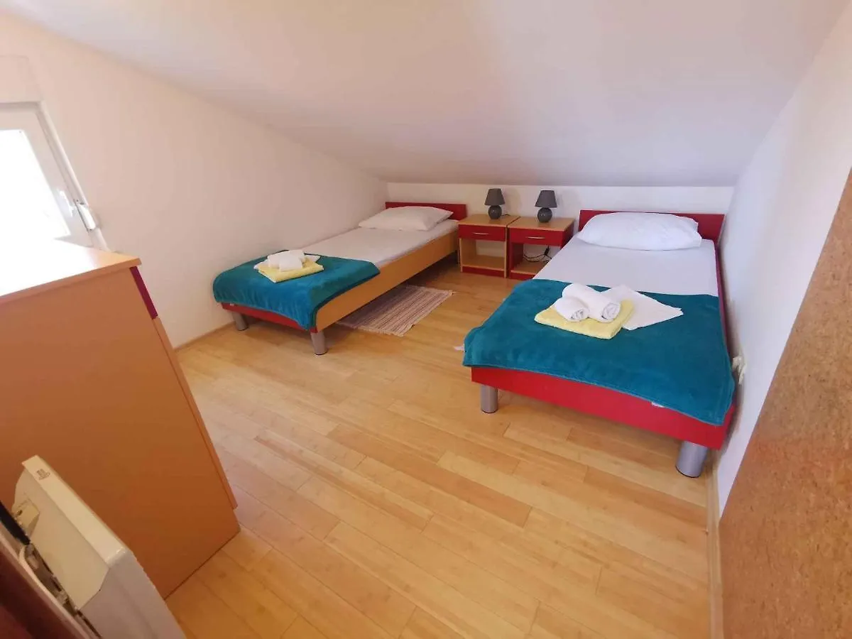 Apartments In Selce 13938