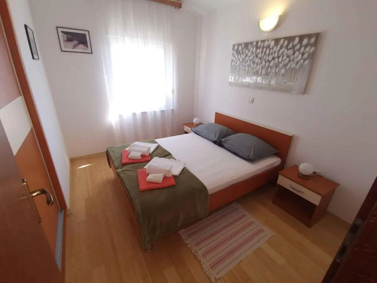Apartments In Selce 13938