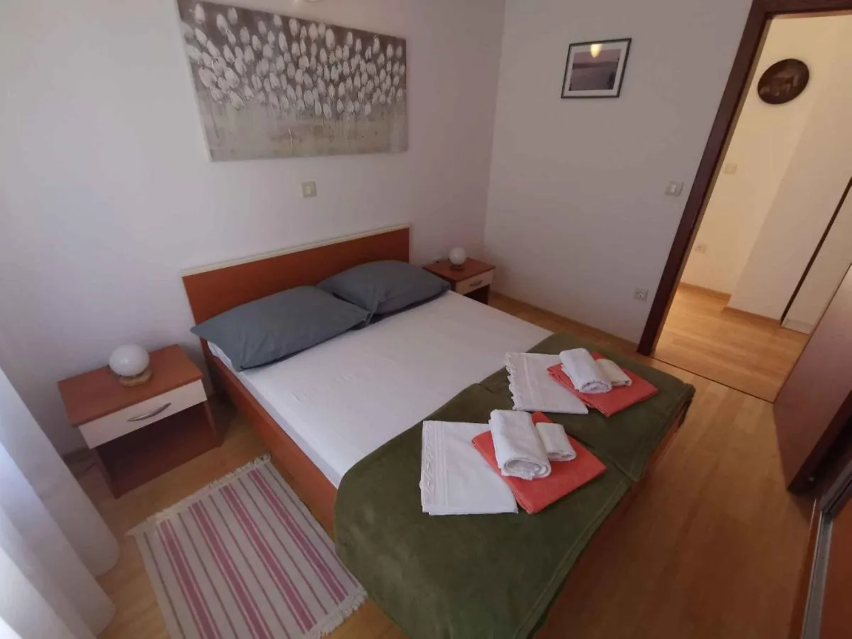 Apartments In Selce 13938