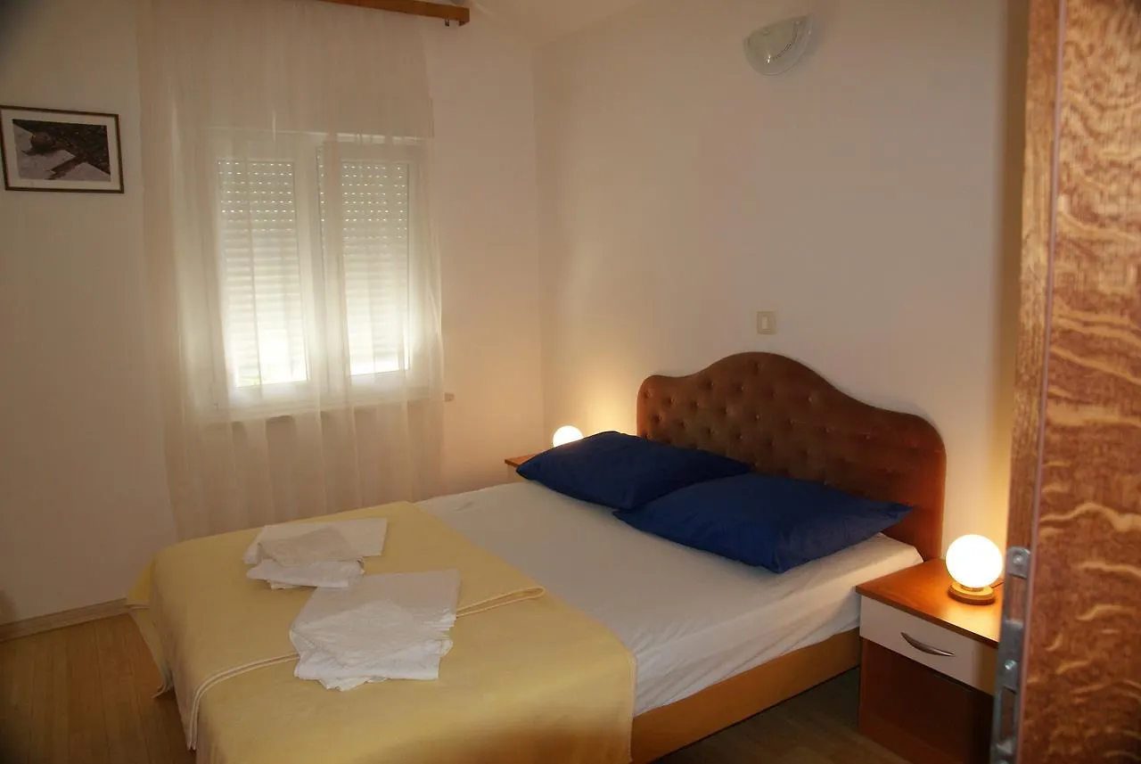 Apartments In Selce 13938