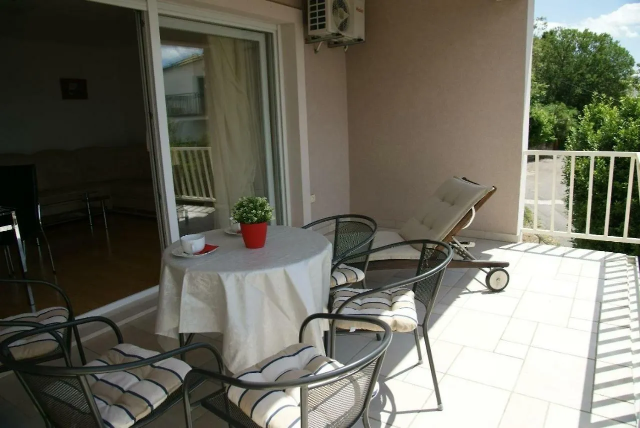 Apartments In Selce 13938